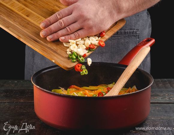Разогрейте сковороду с маслом. Выложите овощи на разогретую сковороду и пассеруйте 8–10 минут. Добавьте сахар, готовьте еще 1 минуту.