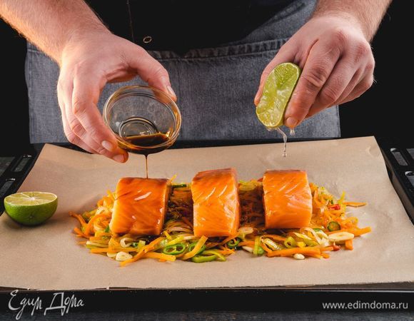 Полейте все соевым соусом, сбрызните лимонным соком. Выпекайте в духовке 15 минут.