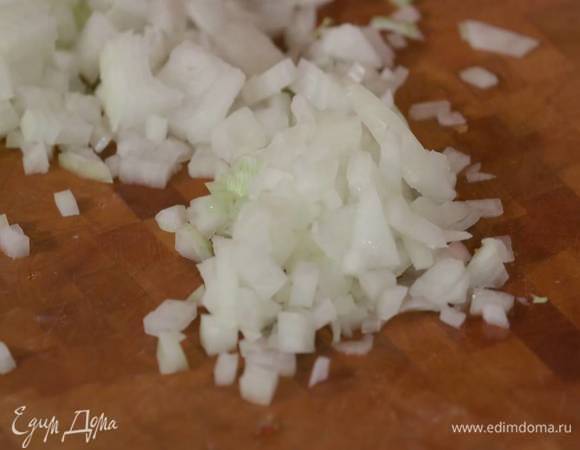 Лук и чеснок почистить и мелко порубить.