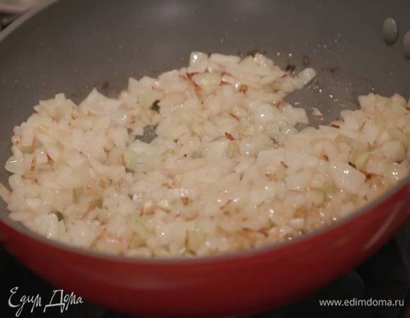 Влить в сковороду 1 ч. ложку растопленного сливочного масла, оливковое масло и обжарить лук с чесноком до золотистого цвета.