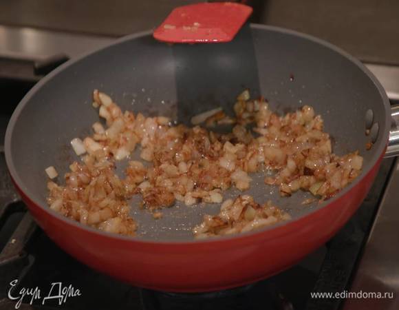 Имбирь почистить, натереть на мелкой терке (должна получиться 1/4 ч. ложки), добавить в сковороду и перемешать, затем всыпать корицу, зиру, мускатный орех, паприку и еще раз все перемешать.