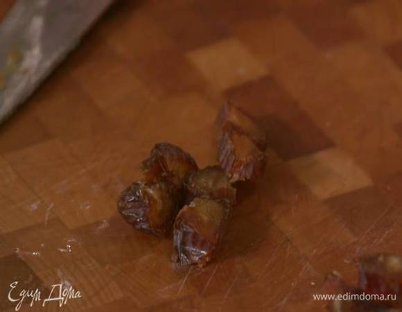 Финики мелко порезать.