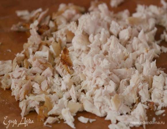 Мясо цыпленка отделить от косточек, мелко порезать и соединить с яйцами и финиками, добавить шпинат с луком, мед, кедровые орехи, все немного посолить и перемешать.