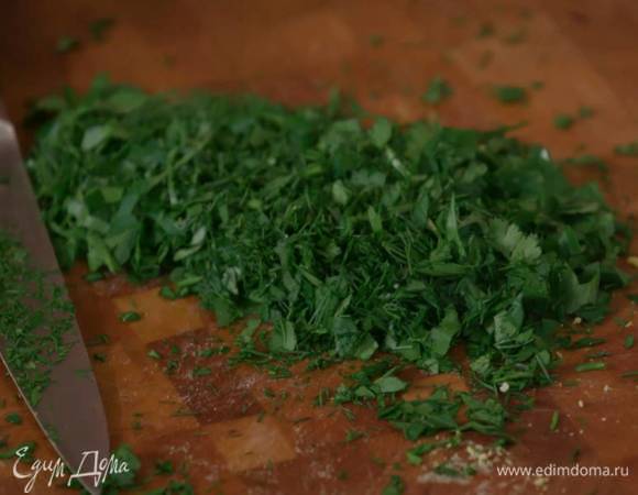 Укроп, петрушку и кинзу мелко порубить, добавить в начинку и еще раз все перемешать.