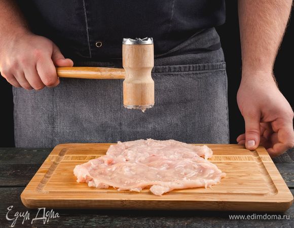 Отбейте куриное филе, посолите и поперчите по вкусу.