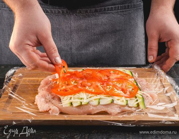 Далее выложите помидоры.