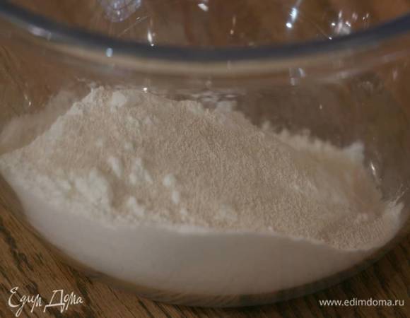 Муку высыпать в глубокую посуду и перемешать с дрожжами.