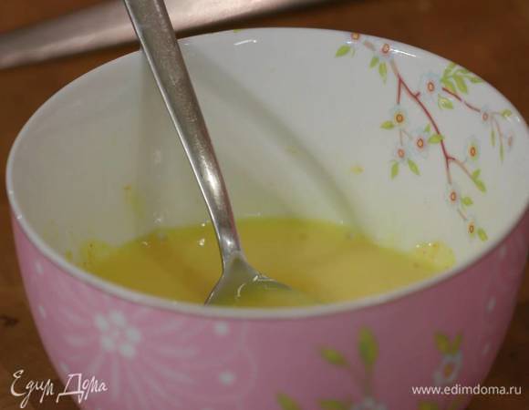 Йогурт перемешать с шафраном и солью, влить 150 мл теплой воды (30–36°С), еще раз все перемешать и влить массу в муку с дрожжами.