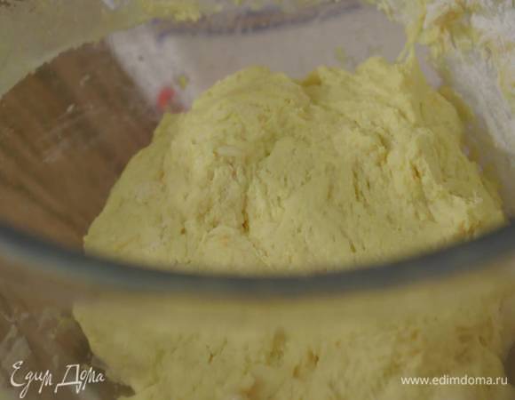 Перемешать тесто ложкой, накрыть посуду смоченным в теплой воде и отжатым полотенцем и оставить в теплом месте на 20–30 минут.