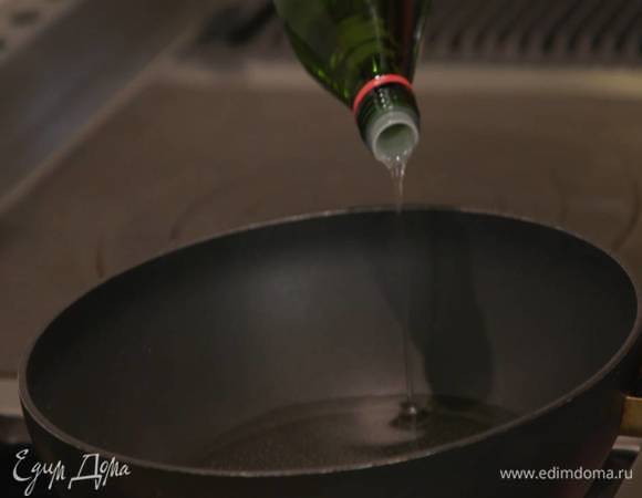 Разогреть в сковороде вок оливковое масло.