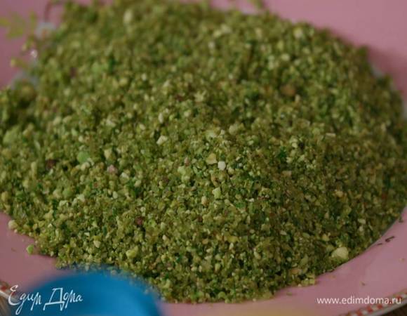 Приготовить посыпку: в чаше блендера соединить фисташки, сахар и укроп и все измельчить.