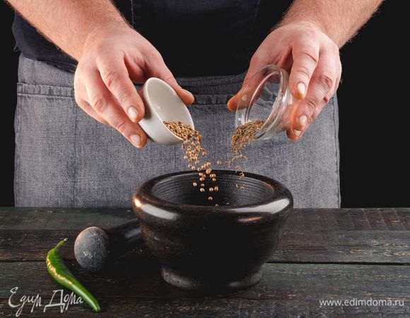 В ступке измельчите кориандр и тмин, добавьте перец чили и мускатный орех.