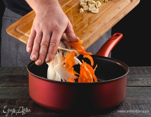 Добавьте нарезанные овощи, готовьте еще 3–4 минуты.
