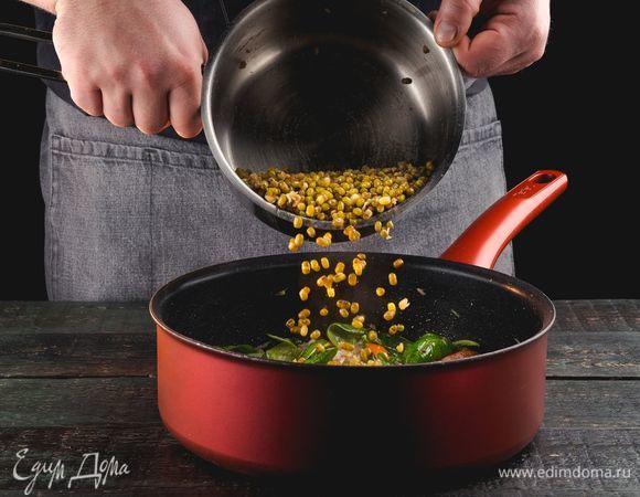 Добавьте в сковороду готовый маш, перемешайте.