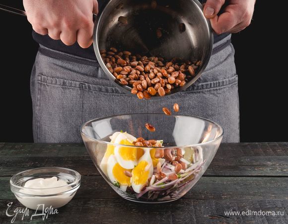 Смешайте ингредиенты и заправьте сметаной по вкусу.