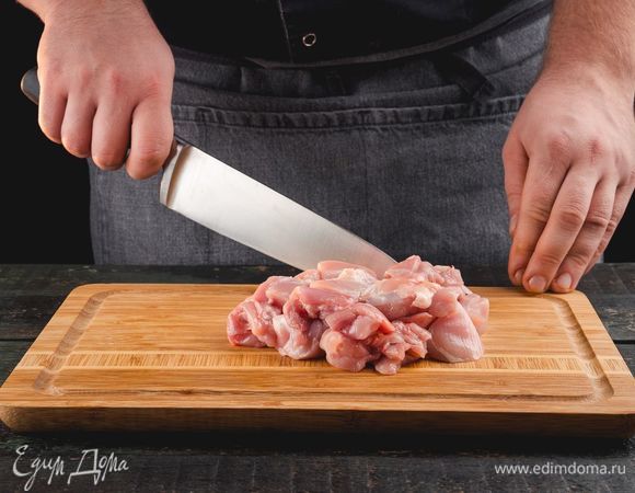 Нарежьте мясо кусочками среднего размера.