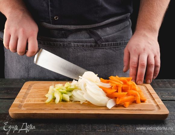 Морковь нарежьте соломкой, лук и сельдерей — полукольцами.