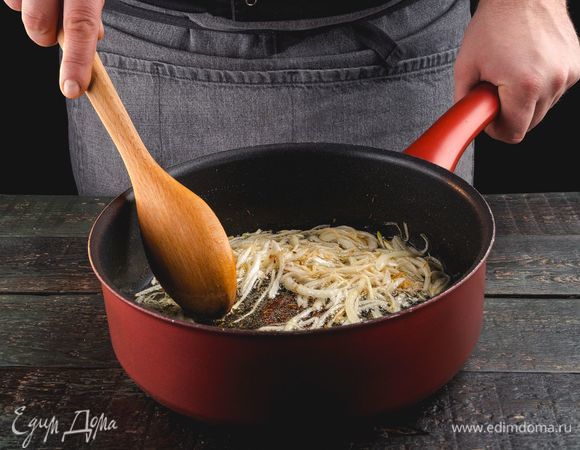 Разогрейте оливковое масло в глубокой сковороде с толстым дном. Добавьте лук, зиру, обжарьте в течение 30 секунд.