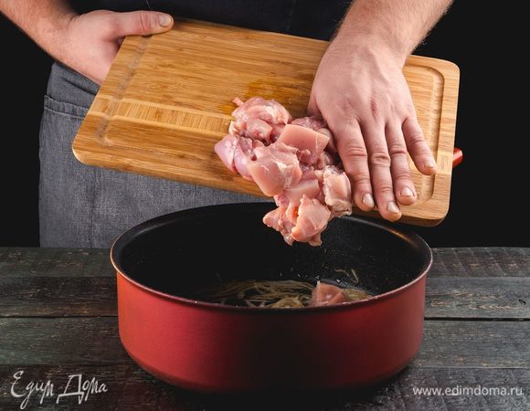 Добавьте мясо в сковороду. На сильном огне, постоянно помешивая, обжарьте все до прозрачности лука. Уменьшите огонь и тушите до выпаривания жидкости.