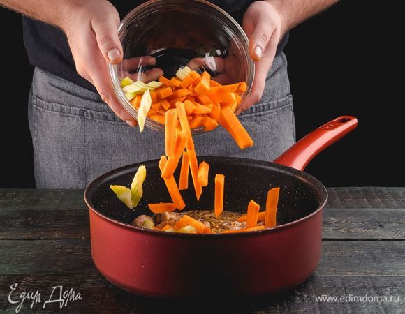 Добавьте морковь и сельдерей.