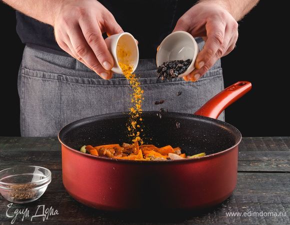 Добавьте все специи и воду. Готовьте 15 минут.