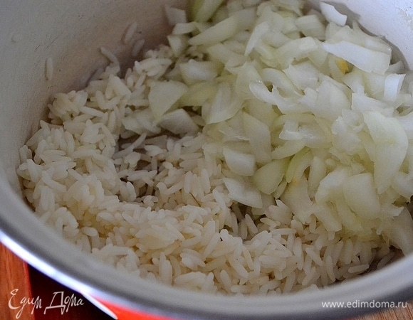 Смешиваем теплый отварной рис и нарезанный репчатый лук.