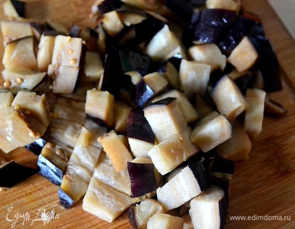 Кубиками нарезаем баклажаны, обжариваем их на малом количестве растительного масла до полуготовности.