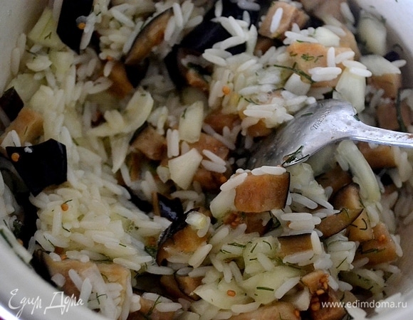 Все перемешиваем, кладем соль по вкусу и приправы, добавляем 2 яйца и горчицу. Смазываем растительным маслом форму. Выкладываем всю массу, уплотняем ее ложкой.