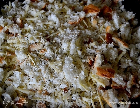 Сверху смазываем запеканку сметаной. Сырной крошкой посыпаем запеканку, полностью ее закрывая.