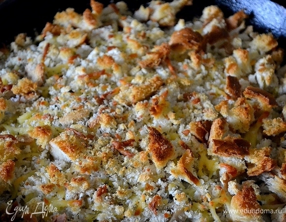 Ставим форму в горячую духовку до зарумянивания сухарей.