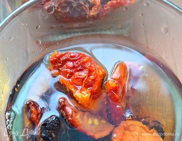 Вяленые томаты надо обсушить на бумажном полотенце.