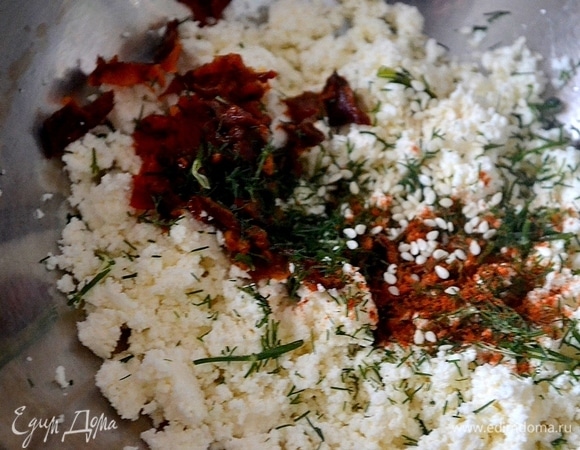 Измельчим сыр, добавим в него майонез, кунжут, мелконарезанный укроп и паприку.