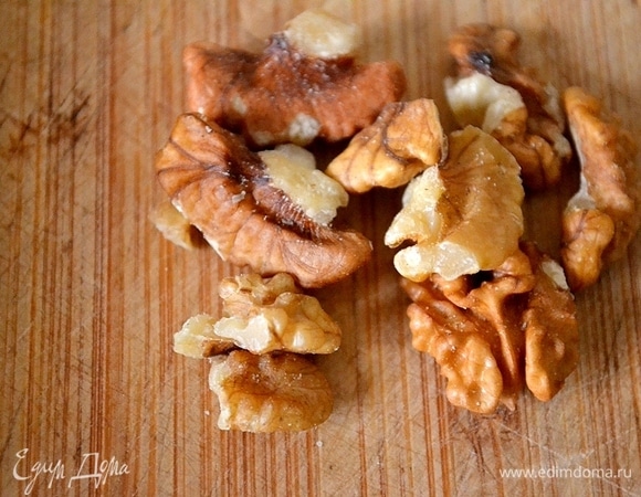 Измельчим орехи и добавим их к сыру.