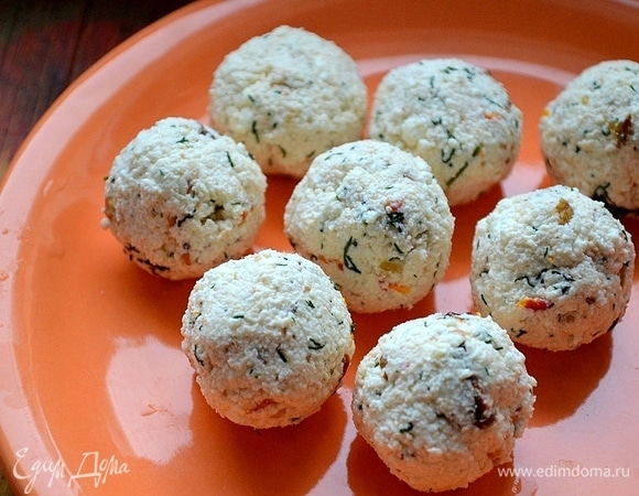 Из сырной массы скатываем шарики. Лучше это делать мокрыми руками.