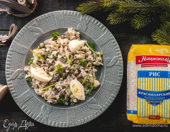 Готовый салат украсьте зеленью. Необычная версия оливье удивит ваших гостей!