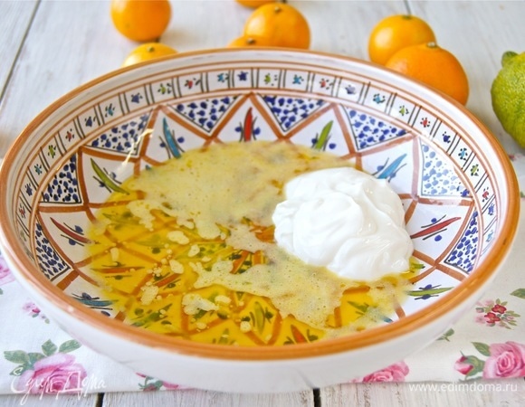 Растопила сливочное масло в микроволновой печи, остудила. Если нет микроволновки, прогрейте в сотейнике. Добавила сметану (кстати, ее запросто можно заменить натуральным йогуртом, мне нравится греческий жирностью 8%).