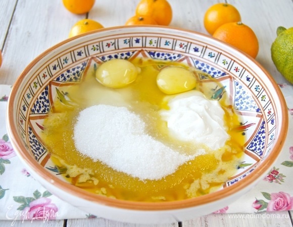 Затем добавила сахарный песок, ванилин, соль. Яйца вымыла, обсушила и разбила в отдельную миску (убедилась в их свежести), отправила их в чашу к остальным ингредиентам, взболтала венчиком до полного растворения сахара. Можно воспользоваться миксером.