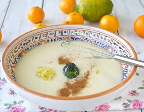 Добавила сок и цедру двух мандаринов, лимонную цедру, тертый имбирь, корицу и мятное желе (сироп).