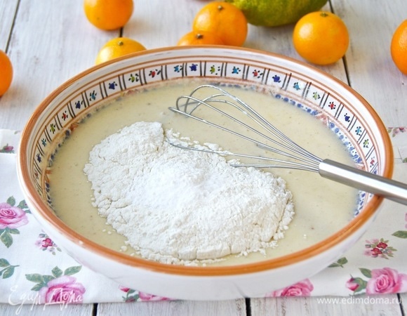 Просеяла муку «Экстра» MAKFA с разрыхлителем.