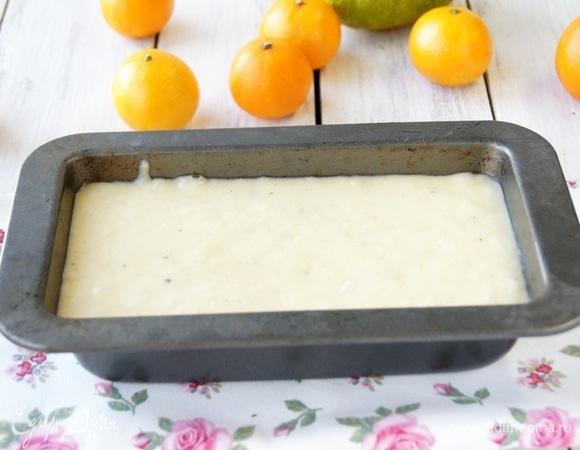 Форму для выпечки смазала маслом, вылила в нее тесто, поставила форму в разогретый до 180°C духовой шкаф на 30 минут до румяности. Готовность проверила деревянной шпажкой. Совет: если сомневаетесь в посуде для выпечки, лучше застелите ее пекарской бумагой.