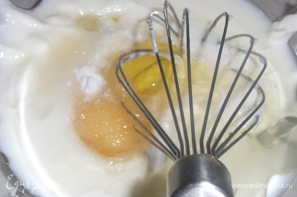 Кефир смешать с одним яйцом, солью, сахаром, растительным маслом и содой.