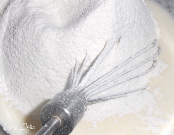 Всыпать два стакана просеянной муки.