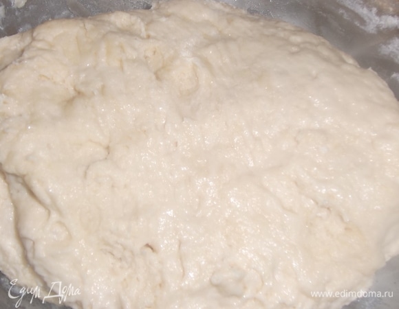 Замесить мягкое, слегка липнущее к рукам тесто. Много муки не сыпьте, иначе тесто станет тугим, и хачапури будут жесткими. Тесто должно держать форму, но при этом оставаться мягким. Накрыть и оставить на 30 минут.