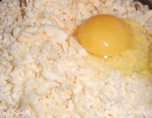 Сыр натереть на крупной терке, смешать с яйцом. Начинка готова.