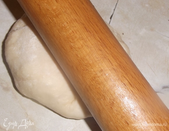 Края теста собрать к середине, соединить между собой. Если требуется, то посыпать немного мукой. Слегка раскатать скалкой с двух сторон.