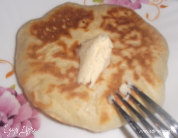 По готовности каждую лепешку обильно смазать сливочным маслом.