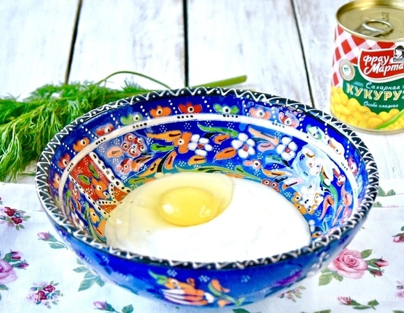 Для начала вылила йогурт в миску, вбила яйцо. Йогурт лучше использовать пожирнее, идеально подойдет греческий (или возьмите сметану).