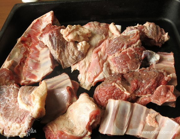 Готовим коричневый бульон. Запекаем в духовке при 230°C мясо (говядину и баранину на кости) в течение 40 минут.