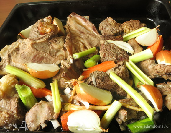 Переворачиваем мясо. Кладем овощи на мясо.