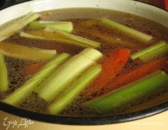 В бульон добавляем свежие овощи (сельдерей, морковь), варим 2–2,5 часа на маленьком огне.